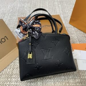 بوتيك مون - شنطة لويس فيتون