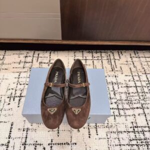 جزمة برادا نسائية